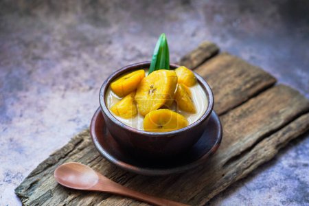 Kolak Pisang: Indonesisches Dessert aus Bananen, gekocht in Kokosmilch und Palmzucker 