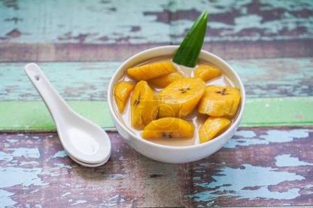 Kolak Pisang: Indonesisches Dessert aus Bananen, gekocht in Kokosmilch und Palmzucker 
