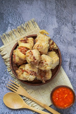 Tahu isi ist indonesisches Frittiertes Gefülltes Tofu, serviert mit Chili Sambal Paste