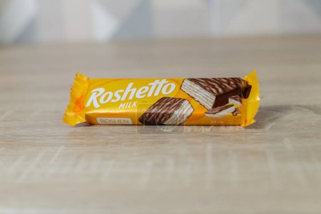 Téléchargez les photos : Zaporozhye, UKRAINE - 18 Juin 2023 : Barre de chocolat Roshetto Roshen - en image libre de droit