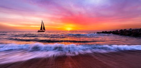 Téléchargez les photos : Un voilier navigue le long de l'océan avec une vague brisant sur la bannière côtière - en image libre de droit