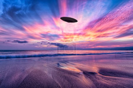 Une soucoupe d'objet volant non identifiée se cache dans le ciel surréaliste coloré