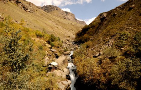 Foto de Paisaje de río de montaña, arroyo de montaña, Ladakh - Imagen libre de derechos