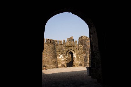 Téléchargez les photos : Ancien fort Daulatabad près Aurangabad, Maharashtra, Inde, Il a été construit au 14ème siècle après JC - en image libre de droit