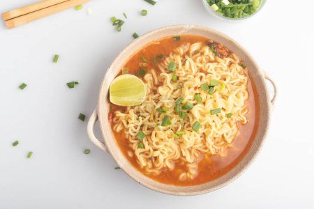 Foto de Spicy Korean instant noodles in a cup - Imagen libre de derechos