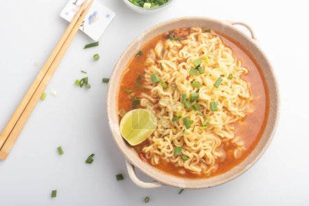Téléchargez les photos : Spicy Korean instant noodles in a cup - en image libre de droit