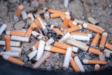 Foto de Colillas de cigarrillos combinadas en un disco de cigarrillo Concepto de muchos escombros de cigarrillos después de fumar - Imagen libre de derechos