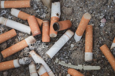 Foto de Colillas de cigarrillos combinadas en un disco de cigarrillo Concepto de muchos escombros de cigarrillos después de fumar - Imagen libre de derechos