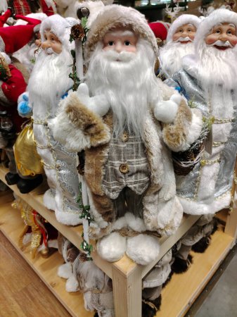 Téléchargez les photos : Divers jouets Noël Père Noël sont sur une étagère de magasin pour la vente de vacances - en image libre de droit
