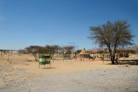 Un pequeño asentamiento aborigen en medio del desierto bajo el sol abrasador. Clima árido y deshidratación del planeta