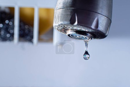 Téléchargez les photos : Des gouttelettes d'eau d'un vieux robinet en aluminium avec des taches de rouille dessus. eau qui coule du robinet - en image libre de droit