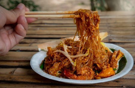 Foto de Pad Thai, camarones frescos, es una comida popular, famosa en Tailandia. Es un tipo de fideos, salteados en seco, añadir carne o mariscos, calamares con cacahuetes molidos, sazonados con azúcar, salsa de pescado y chile en polvo - Imagen libre de derechos