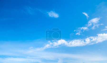 Téléchargez les photos : Beau ciel bleu et nuages avec un fond naturel de lumière du jour. Le vaste ciel bleu et ciel nuageux. - en image libre de droit