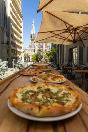 Téléchargez les photos : Délicieuse pizza italienne sur une table en bois - en image libre de droit