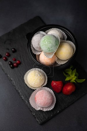 Téléchargez les photos : Dessert national japonais - mochi sur fond sombre - en image libre de droit