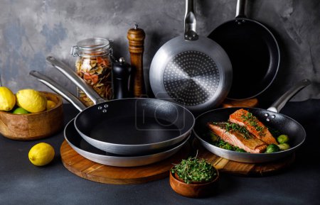 Téléchargez les photos : Casseroles et casseroles dans la cuisine, sur fond gris - en image libre de droit