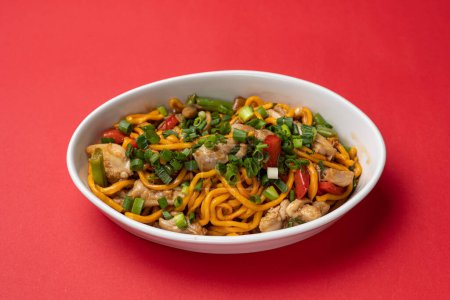 Téléchargez les photos : Cuisine asiatique. Nouilles au poulet. Gros plan - en image libre de droit