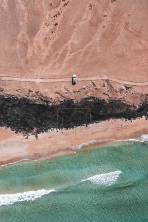 Téléchargez les photos : Voiture à Fuerteventura bord de mer avec des vagues de drone - en image libre de droit