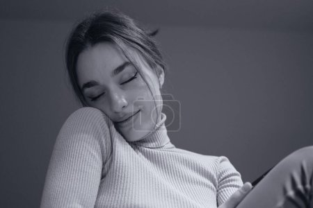 Foto de Retrato de cerca de una hermosa mujer feliz con los ojos cerrados - Imagen libre de derechos