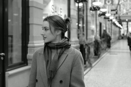 Foto de Retrato de una joven caminando por la calle comercial - Imagen libre de derechos