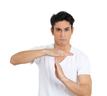 Junger Mann zeigt Auszeit Handbewegung, frustriert bitten, isoliert auf weißem Hintergrund zu stoppen 
