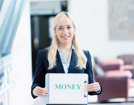 Téléchargez les photos : Portrait d'une femme d'affaires souriante avec signe d'argent - en image libre de droit