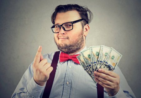 Téléchargez les photos : Portrait d'un homme d'affaires sournois avec des billets de cent dollars donnant un conseil - en image libre de droit
