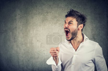 Foto de Retrato de un joven enojado gritando - Imagen libre de derechos
