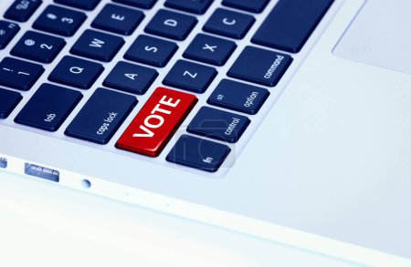 Primer plano de un teclado portátil con un botón de voto rojo