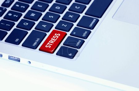 Primer plano de un teclado portátil con un botón de dinero rojo