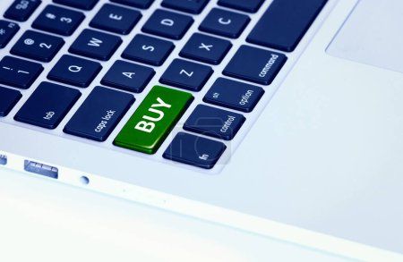 Téléchargez les photos : Gros plan d'un clavier d'ordinateur portable avec un bouton vert acheter - en image libre de droit