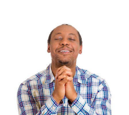 Foto de Hombre feliz con los ojos cerrados rezando por lo mejor - Imagen libre de derechos