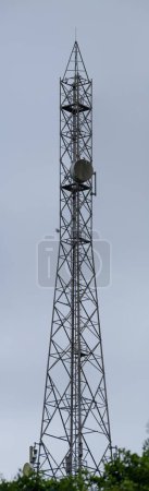 Foto de Torre de telecomunicaciones de altura con antenas de señal de datos celulares montadas en ella. Tecnología de datos 5G - Imagen libre de derechos