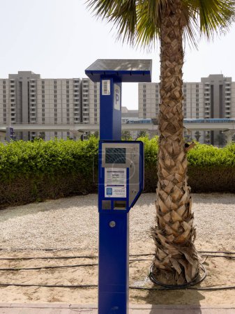 Téléchargez les photos : Dubaï, Émirats arabes unis - 7 octobre 2021 : un parcmètre solaire intelligent moderne doté des dernières technologies à Dubaï. - en image libre de droit
