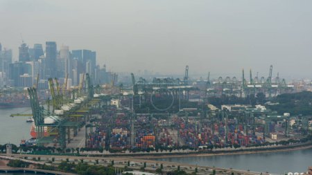 Téléchargez les photos : Vue aérienne du terminal à conteneurs dans le port le plus achalandé du monde à Singapour. Asie du Sud-Est hub logistique. - en image libre de droit