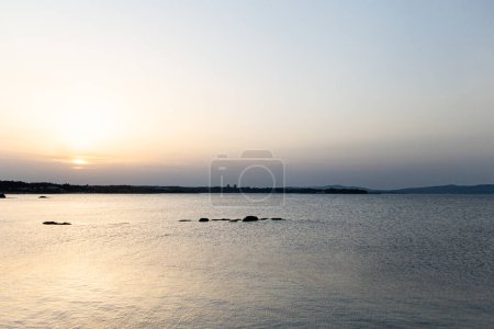 Foto de Línea costera al atardecer. Copiar espacio. Cielo azul y puesta de sol tardía - Imagen libre de derechos
