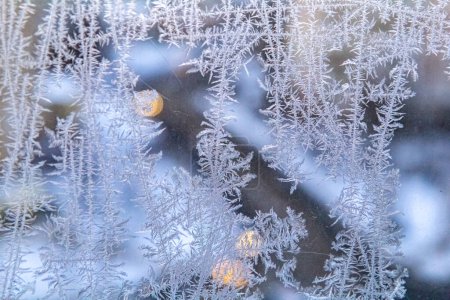 Foto de Hermosa textura de escarcha en vidrio en invierno frío. Fondo de invierno. Fondo de calle - Imagen libre de derechos