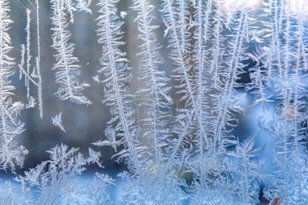 Foto de La helada en la ventana en el día frío invernal. Textura de escarcha en vidrio. Fondo de invierno. - Imagen libre de derechos