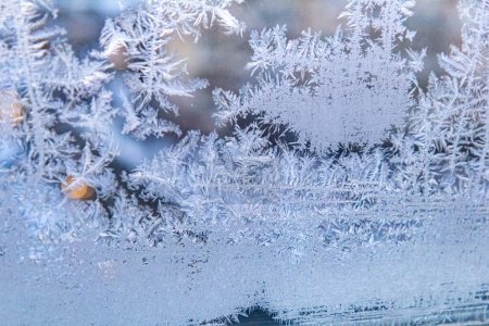Foto de Ventana de hielo, cristalización. Textura de escarcha en ventana en invierno frío. Fondo de invierno. - Imagen libre de derechos