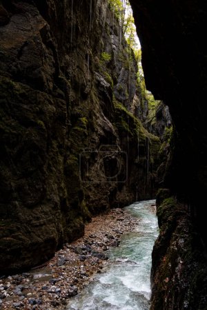 Foto de El río Partnach en la garganta Partnachklamm en Garmisch-Partenkirchen, Baviera, Alemania. Vista vertical - Imagen libre de derechos