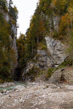 Foto de La entrada superior del Partnachklamm. El río Partnach cerca de Garmisch Partenkirchen, Alpes. - Imagen libre de derechos