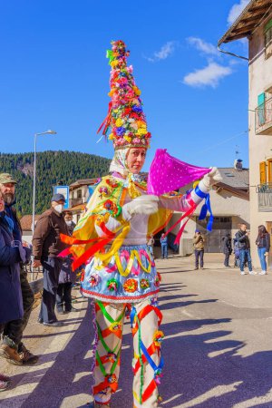 Téléchargez les photos : Valfloriana, Italie - 26 février 2022 : Participants au carnaval de la danse costumée traditionnelle, avec spectateurs, au carnaval de Valfloriana, Trentin, Italie du Nord - en image libre de droit