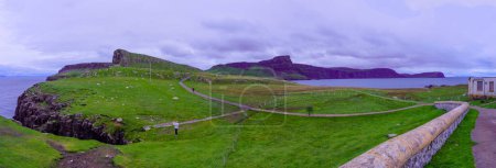 Téléchargez les photos : Glendale, Royaume-Uni - 29 septembre 2022 : Coucher de soleil panoramique sur les falaises et les rochers côtiers, avec moutons et visiteurs, à Neist Point, île de Skye, Hébrides intérieures, Écosse, Royaume-Uni - en image libre de droit