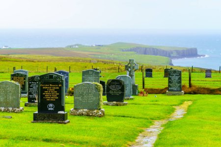 Foto de Kilmuir, Reino Unido - 30 de septiembre de 2022: Vista del cementerio y el paisaje de Kilmuir, en la Isla de Skye, Hébridas Interiores, Escocia, Reino Unido - Imagen libre de derechos