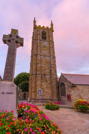 Téléchargez les photos : St Ives, Royaume-Uni - 14 octobre 2022 : Coucher de soleil sur les jardins commémoratifs et la tour de l'horloge de l'église paroissiale St Ia, à St Ives, Cornouailles, Angleterre, Royaume-Uni - en image libre de droit