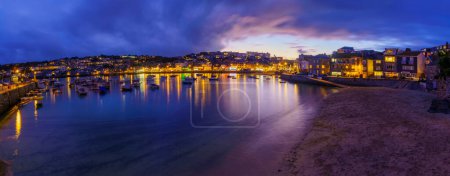 Téléchargez les photos : St Ives, Royaume-Uni - 14 octobre 2022 : Vue panoramique en soirée du port, avec diverses entreprises, à St Ives, Cornouailles, Angleterre, Royaume-Uni - en image libre de droit