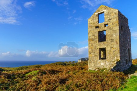 Téléchargez les photos : Vue de la ruinée Carn Galver Engine House (qui fait partie d'une ancienne mine), à Cornwall, Angleterre, Royaume-Uni - en image libre de droit