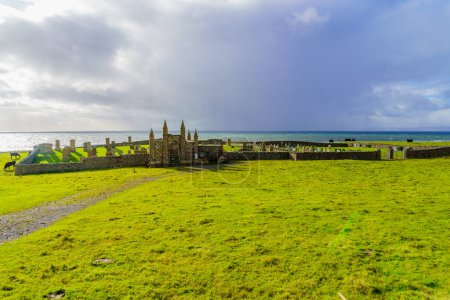 Foto de Vista del antiguo cementerio de Cladh nam Paitean, en la península de Kintyre, Escocia, Reino Unido - Imagen libre de derechos