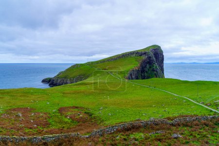 Téléchargez les photos : Vue des falaises et rochers côtiers, avec moutons, à Neist Point, île de Skye, Hébrides intérieures, Écosse, Royaume-Uni - en image libre de droit