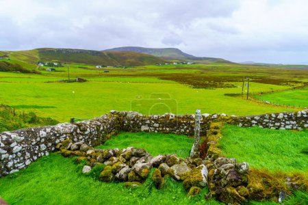 Foto de Vista del paisaje rural, en la Isla de Skye, Hébridas Interiores, Escocia, Reino Unido - Imagen libre de derechos